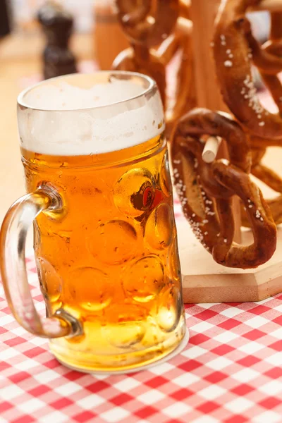 Pão pretzel alemão com cerveja — Fotografia de Stock