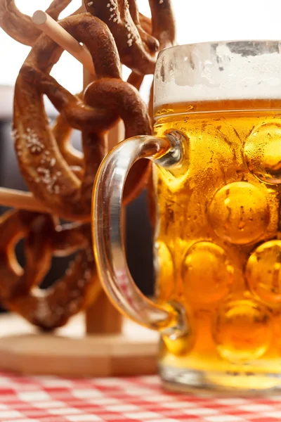 ビールとドイツ語プレッツェル パン — ストック写真