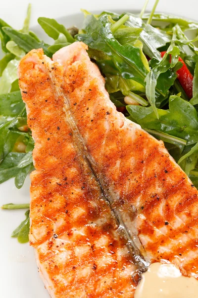 Steak de saumon avec salade — Photo