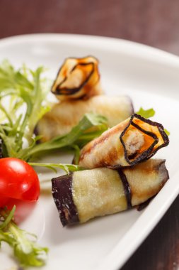 Süzme peynirle doldurulmuş patlıcan ruloları.