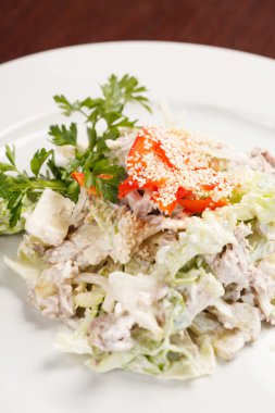 Tavuk ve mantar salatası