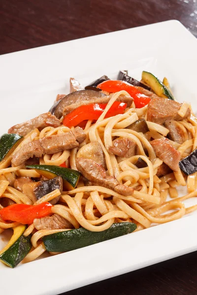 Noodle with beef and vegetables — Stock Photo, Image