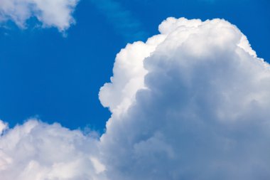 Bulutlu mavi gökyüzü