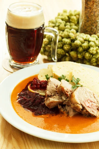 Fleisch mit Kohl und Kartoffelpüree — Stockfoto