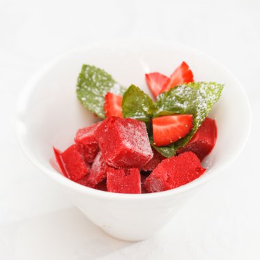 kırmızı meyve salatası