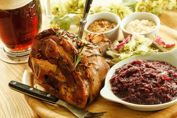 Eisbein with braised cabbage, mashed potato, and beer — Stock Photo, Image