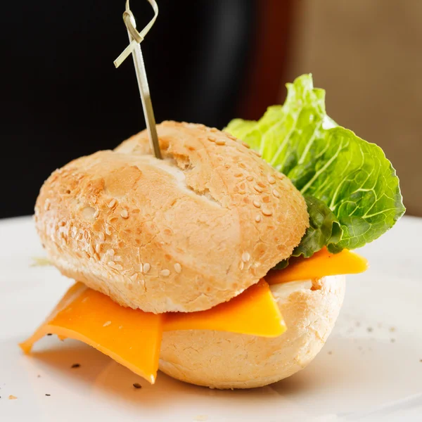 Lezzetli peynirli burger — Stok fotoğraf
