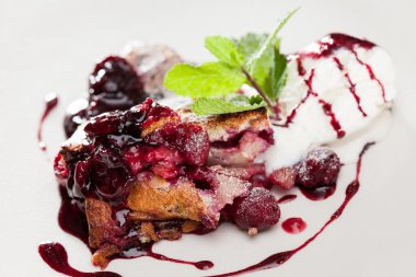 Berry strudel dondurma ile