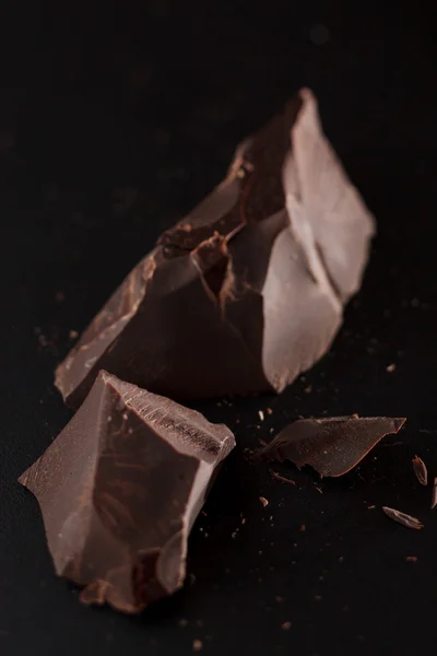 Choklad på svart bakgrund — Stockfoto