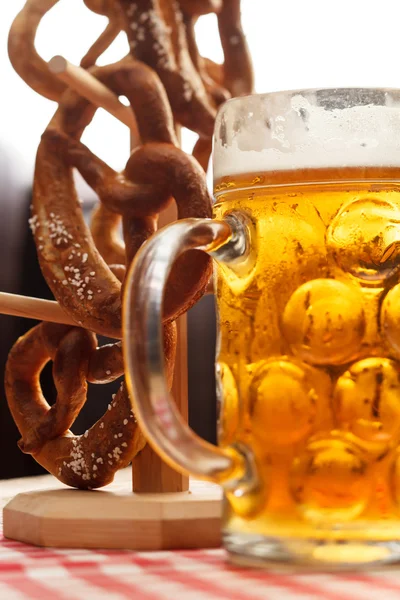 Pan de pretzel alemán con cerveza —  Fotos de Stock