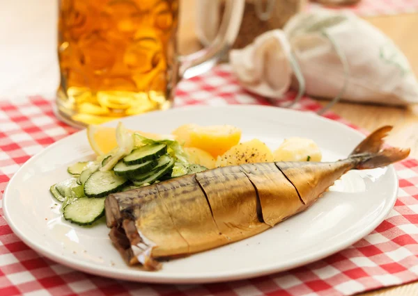 Makrela z ziemniakami i piwo — Zdjęcie stockowe