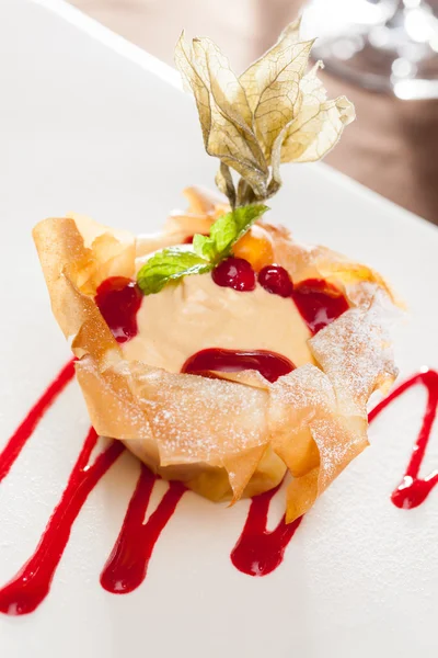 Berries with vanilla cream baked in dough — Stock Photo, Image