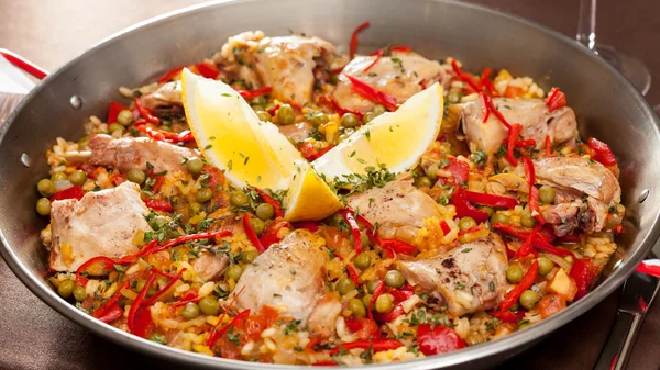 Paella nyúl egy serpenyőben — Stock Fotó