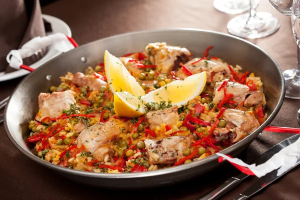 Paella met konijn in een pan — Stockfoto