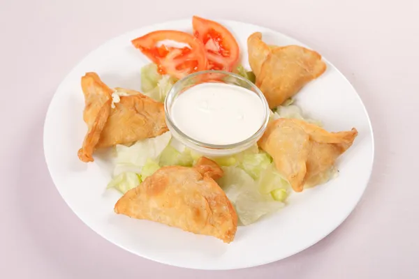 Samosa med sås — Stockfoto