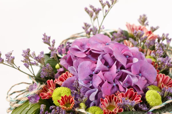 Vackra blommor i en korg — Stockfoto