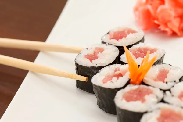 Sushi z pałeczkami — Zdjęcie stockowe