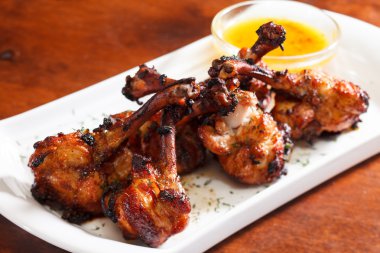 Soslu tavuk kanadı.