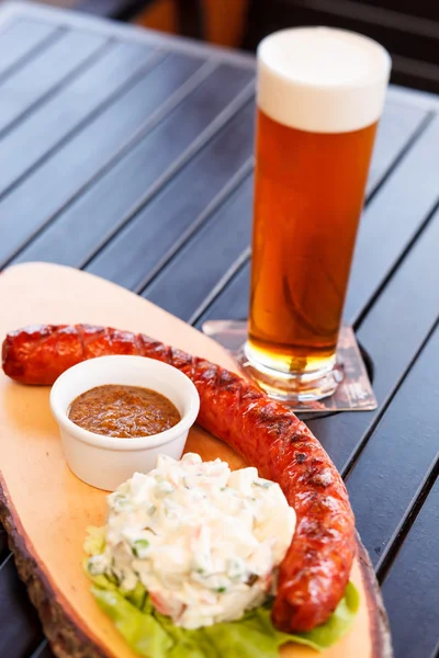 Salchicha con ensalada — Foto de Stock