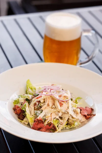 Salad and beer — Stock Photo, Image