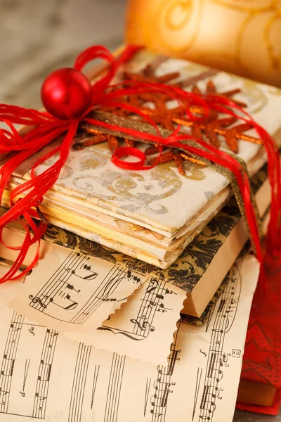Gåva insvept böcker i julklapp — Stockfoto