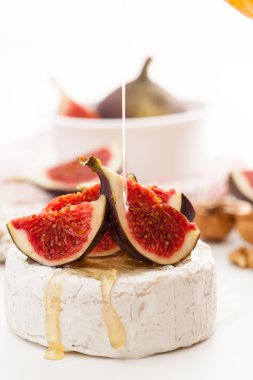 Camembert peyniri, incir ve bal