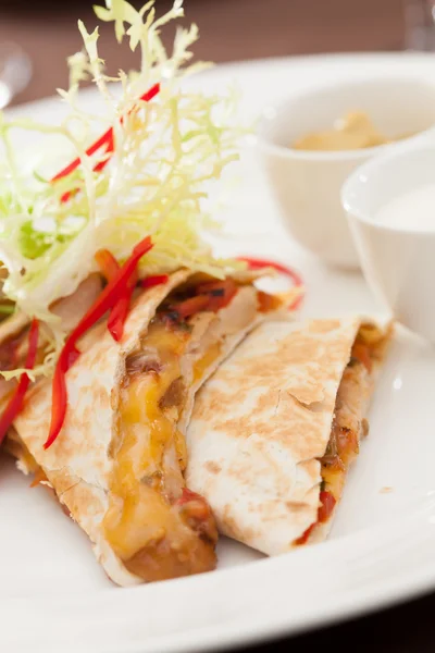 Panino al kebab con pollo e formaggio — Foto Stock