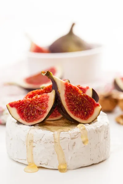 Fromage camembert, figues et miel — Photo