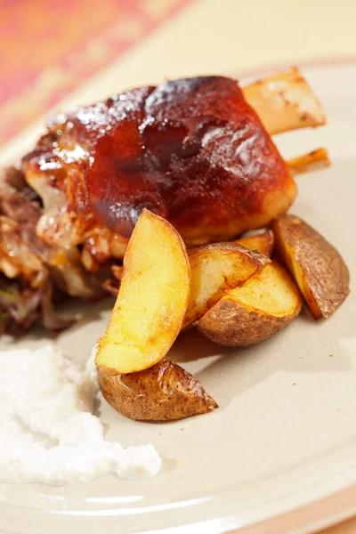 Nudillo de cerdo asado con patatas — Foto de Stock