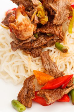 sığır eti ve sebze erişte