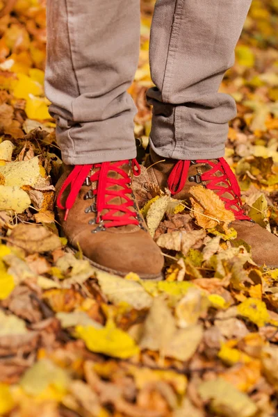 Caminando sobre hojas de otoño — Foto de Stock