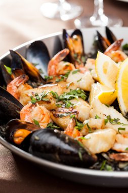 Deniz ürünleri paella