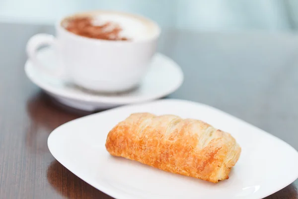 Puf böreği ile kahve — Stok fotoğraf