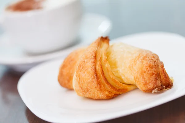 Kaffee mit Croissant — Stockfoto