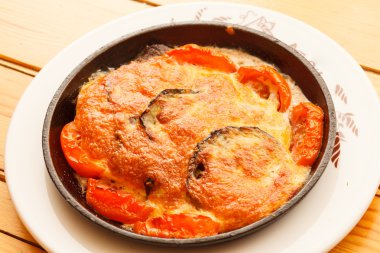 Kızarmış et ve sebze.