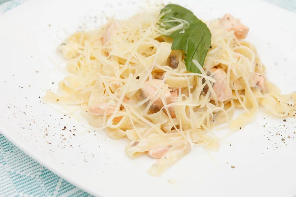 Smakelijke pasta met zalm — Stockfoto