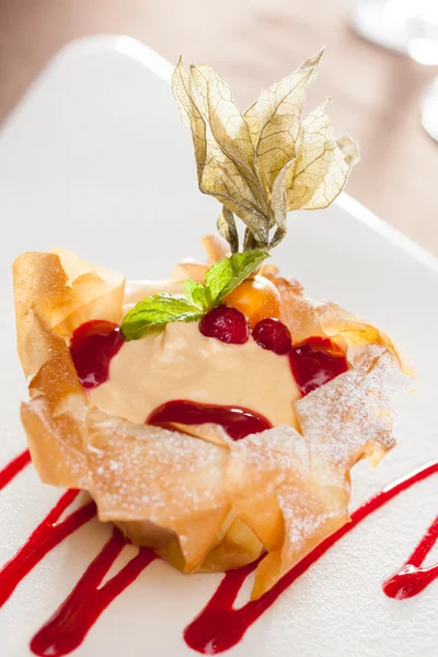 Berries with vanilla cream baked in dough — Zdjęcie stockowe