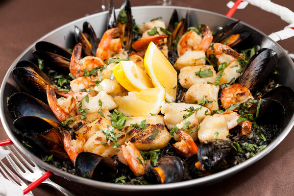 Паэлья из морепродуктов на сковородке
