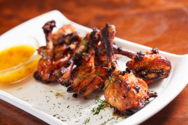 Soslu tavuk kanadı.