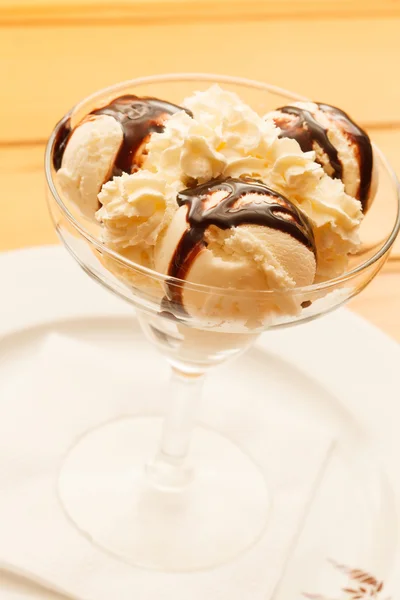 Ice cream met chocolade siroop — Stockfoto