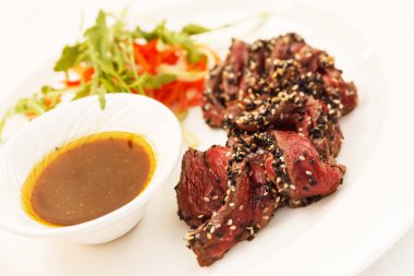 sığır filetosu salatası ile