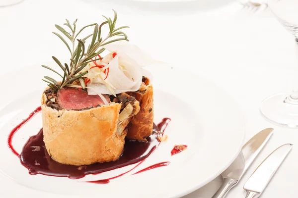 Fillet Wellington met verse kruiden — Stockfoto