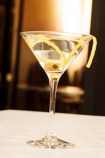 Cocktail al bar con un'oliva — Foto Stock