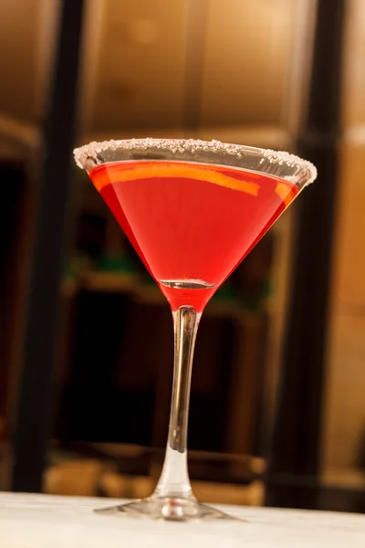 Червоний коктейль у барі — стокове фото