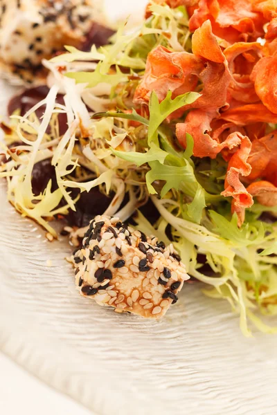 Salat mit Rucola und Käse — Stockfoto