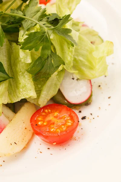 Φρέσκια σαλάτα λαχανικών στο πιάτο — Φωτογραφία Αρχείου