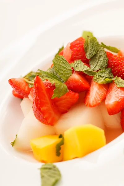 Ensalada de frutas en el plato — Foto de Stock