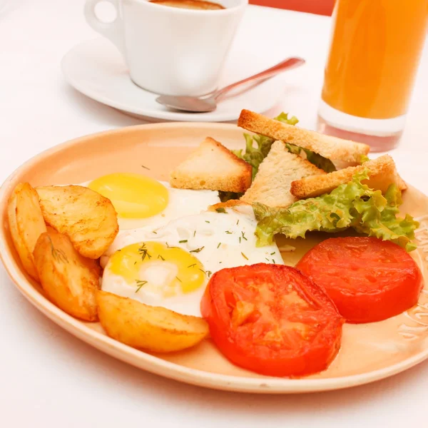 Desayuno con patatas fritas, pan y tomates —  Fotos de Stock