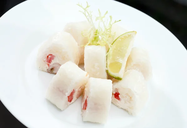Sushi com uma lima — Fotografia de Stock
