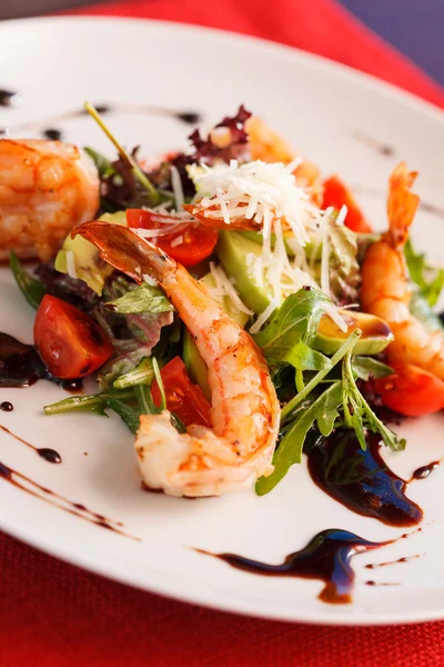 Salad with shrimps — Stock Photo, Image